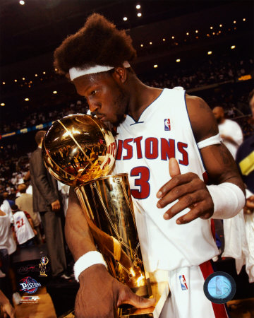 Ben Wallace Kissing 2004 NBA Championship Trophy  &copy;Photofile