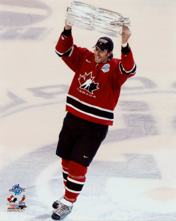 Joe Thornton with 2004 World Cup Trophy &copy;Photofile