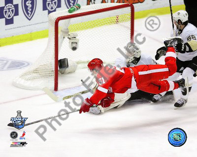 Valtteri Filppula scores a diving third period goal during Game 2 of the 2008 NHL Stanley Cup Final