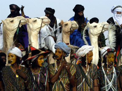 Buy A Wodabe Man Waits to Perform a Dance of Male Beauty at a Festival in Ingall, Niger, Sept. 25, 2003 at AllPosters.com