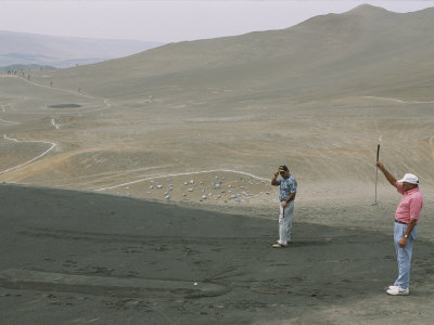 Die-Hard Players Putt on Grassless Greens That are Slathered in Oil