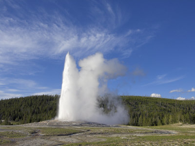 Old Faithful Geyser Erupting, Upper Geyser Basin, Yellowstone National Park, Wyoming, USA