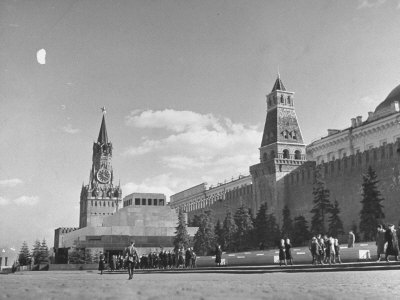People Waiting in Line to See Nikoli Lenin