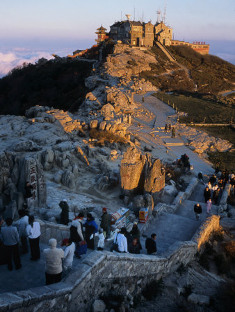 Visitors Reach the Peak of Mt. Tai During the Moon Festival