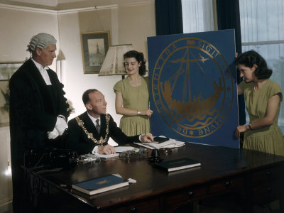 Lord Mayor and Town Clerk Inspect City Seal Designed by Art Students