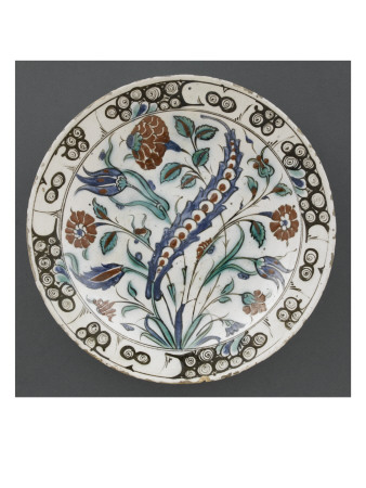 Dish with Great Saz Leaves on a Light Bouquet Beaded