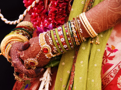 Bejewelled Bride with Henna Hands at Mumbai Wedding