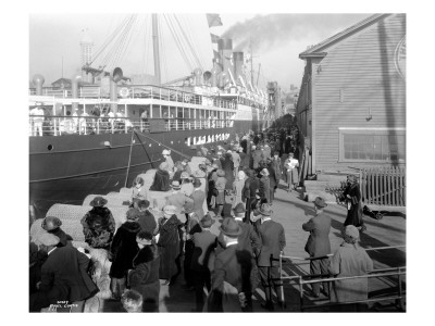 Passengers Loading Onto W.H. Alexander, 1923