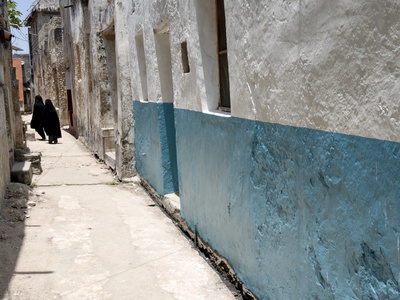 Narrow Alley With Moslem Women, Old Town, Lamu Island, Kenya, East Africa, Africa