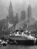 Buy Oceanliner Queen Elizabeth Sailing in to Port at AllPosters.com