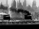 S.S. United States Sailing in New York Harbor Fotografie-Druck