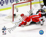 Valtteri Filppula scores a diving third period goal during Game 2 of the 2008 NHL Stanley Cup Final