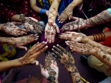 Pakistani Girls Show Their Hands Painted with Henna Ahead of the Muslim Festival of Eid-Al-Fitr Fotografie-Druck