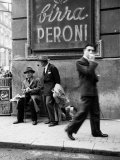 Men in a Street of Napoli Fotografie-Druck