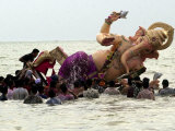 Devotees Immerse a Giant Clay Idol of Hindu Elephant-Headed God Ganesh into the Arabian Sea, Bombay