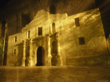 Night Time-Exposed Zoom Gives Haunting View of Texas' Historic Alamo