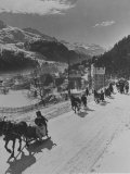 Sunday Sleigh-Rides in Snow-Covered Winter-Resort Village St. Moritz Fotografie-Druck