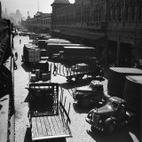 Trucks Clog Roadway in Front of Street-Level Entrances to Long Row of Hudson River Piers on West St Fotografie-Druck