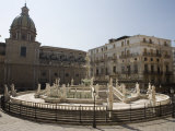 Statues and the Fontana Pretoria, Palermo, Sicily, Italy, Europe