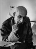 Premier Mohammed Mossadegh, Giving an Answer with a Forceful Fist Shake