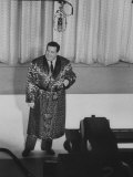Buy Jackie Gleason, Warming Up the Audience before the TV Show "The Honeymooners" at AllPosters.com