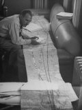 Speed Flier Paul Mantz, Looking over Map
