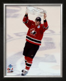 Joe Thornton with 2004 World Cup Trophy &copy;Photofile