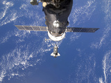 Buy Space Shuttle Discovery Approaches the International Space Station at AllPosters.com