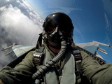 A Pilot in the Cockpit of an F-16 Fighting Falcon Fotografie-Druck