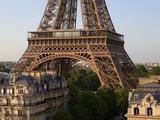 Eiffel Tower and Apartment Buildings Fotografie-Druck