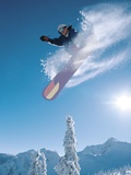 Man snowboarding on sunnny day