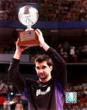 Predrag Stojakovic with 2002 All-Star Game 3 Point Trophy