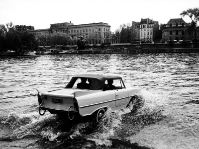 Amphibious Car Crossing the Seine Premium Photographic Print