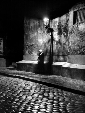 alfred-eisenstaedt-woman-under-streetlight-in-montmartre-at-night.jpg