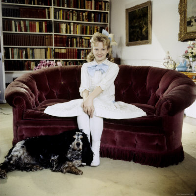 Fashioned Dresses  Kids on Child Actress Hayley Mills In Old Fashioned Dress With Spaniel At