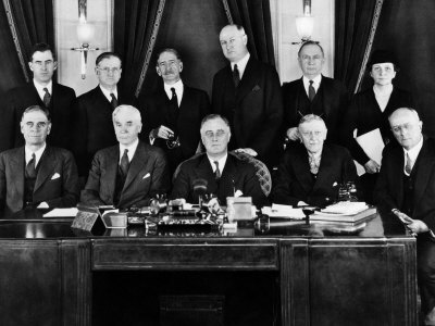 http://cache2.artprintimages.com/p/LRG/37/3729/TXQAF00Z/art-print/us-president-franklin-d-roosevelt-with-first-cabinet-1933.jpg