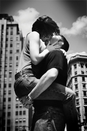 black and white kissing photography. lack and white photography