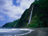 Kaluahine Waterfall in the Waipio Valley on the Hamakua Coast  Hawaii (Big Island)  Hawaii  USA