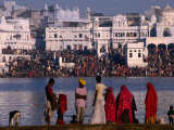 Pilgrims on Ghats of Pushkar Lake  Pushkar  Rajasthan  India