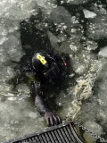 US Navy Diver Swims Back to the Dive Training Boat