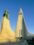 Statue of Liefer Eriksson and Hallgrimskikja Church  Reykjavik  Iceland  Polar Regions