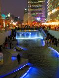 The Cheonggyecheon Stream Draws Crowds of Locals Out in Early Evening  Seoul  South Korea