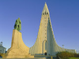 Statue of Liefur Eiriksson and the Hallgrimskikja Church  Reykjavik  Iceland  Polar Regions
