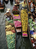 Market Traders in Boats Selling Fruit  Damnoen Saduak Floating Market  Bangkok  Thailand