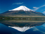 Mount Fuji  Lake Yamanaka  Fuji  Honshu  Japan