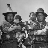Tibetan Housewives Don't Change Their Headdress at Easter but Follow Ancestral Styles