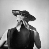 Model Wearing Bandanna Base under Straw Skimmer