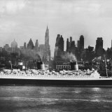 Oceanliner 'Queen Elizabeth' on the Hudson River