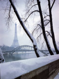 Snowfall in Paris: Passerelle Debilly and Eiffel Tower