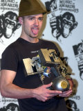 Justin Timberlake Holds His Three Awards at the MTV Europe Awards in Edinburgh  November 6  2003